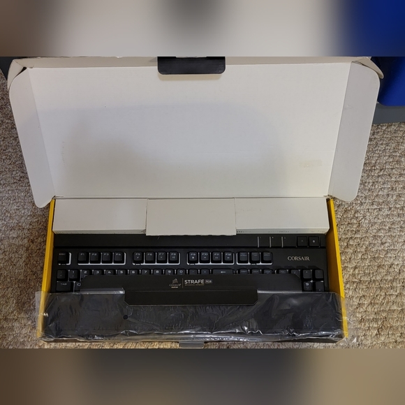 Keyboard Corsair Strafe RGB Mechanical Keyboard Multi Color. UNUSED!! Open Box - Picture 3 of 7